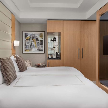 Conrad London St James Экстерьер фото A bedroom at the hotel