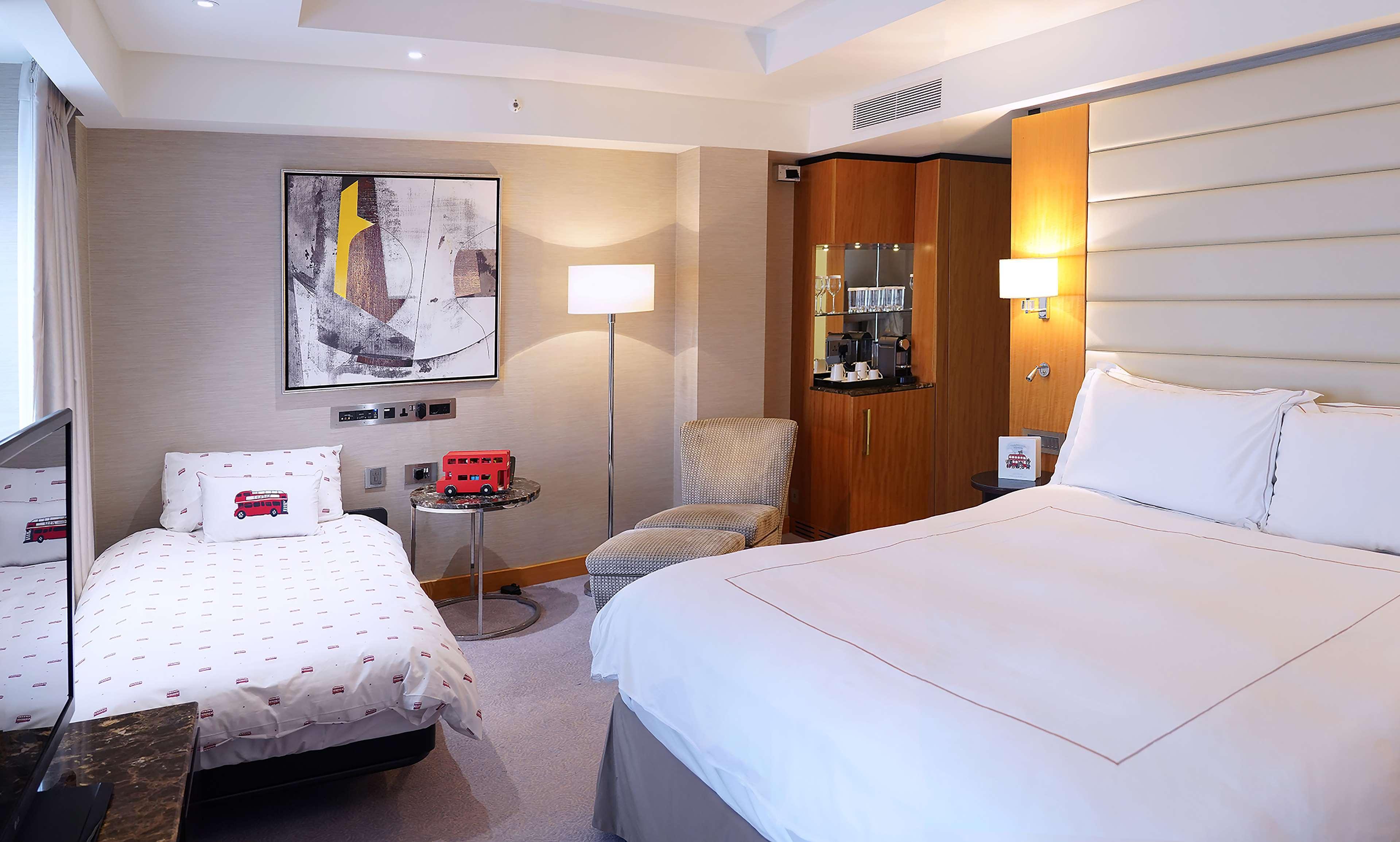 Conrad London St James Экстерьер фото A room at the Mandarin Oriental London