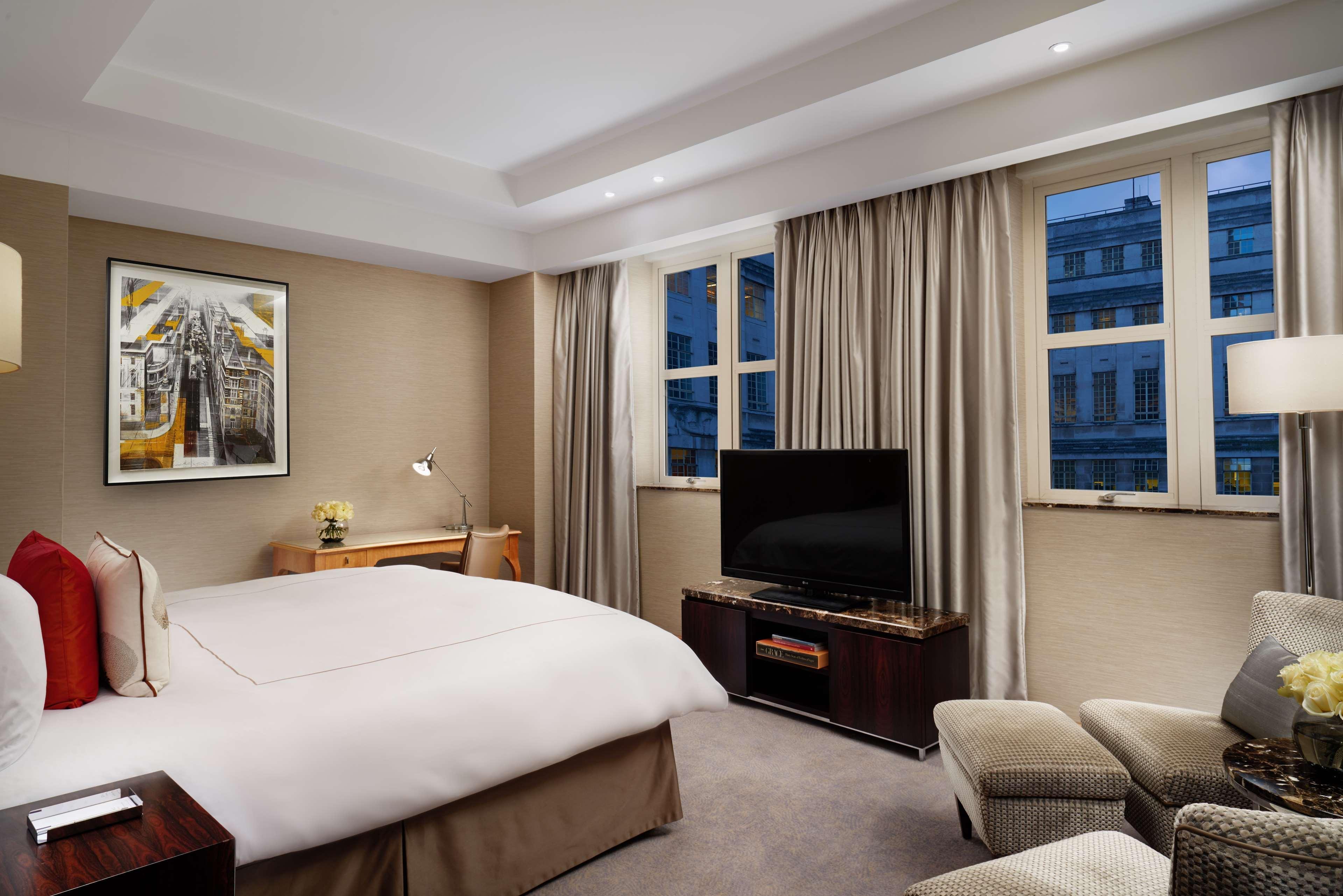 Conrad London St James Экстерьер фото A bedroom at the Mandarin Oriental, London