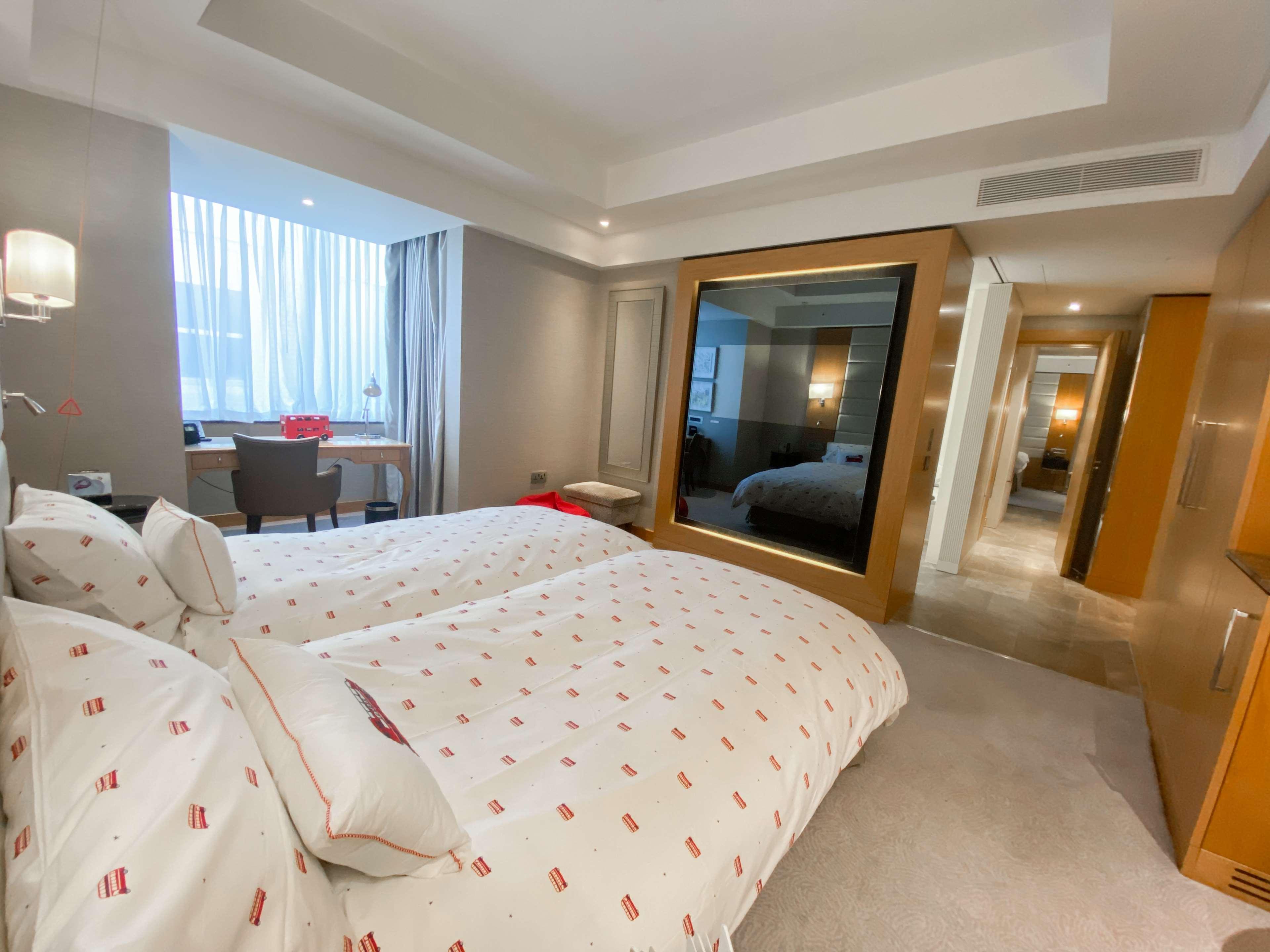 Conrad London St James Экстерьер фото A bedroom at the Mandarin Oriental, London