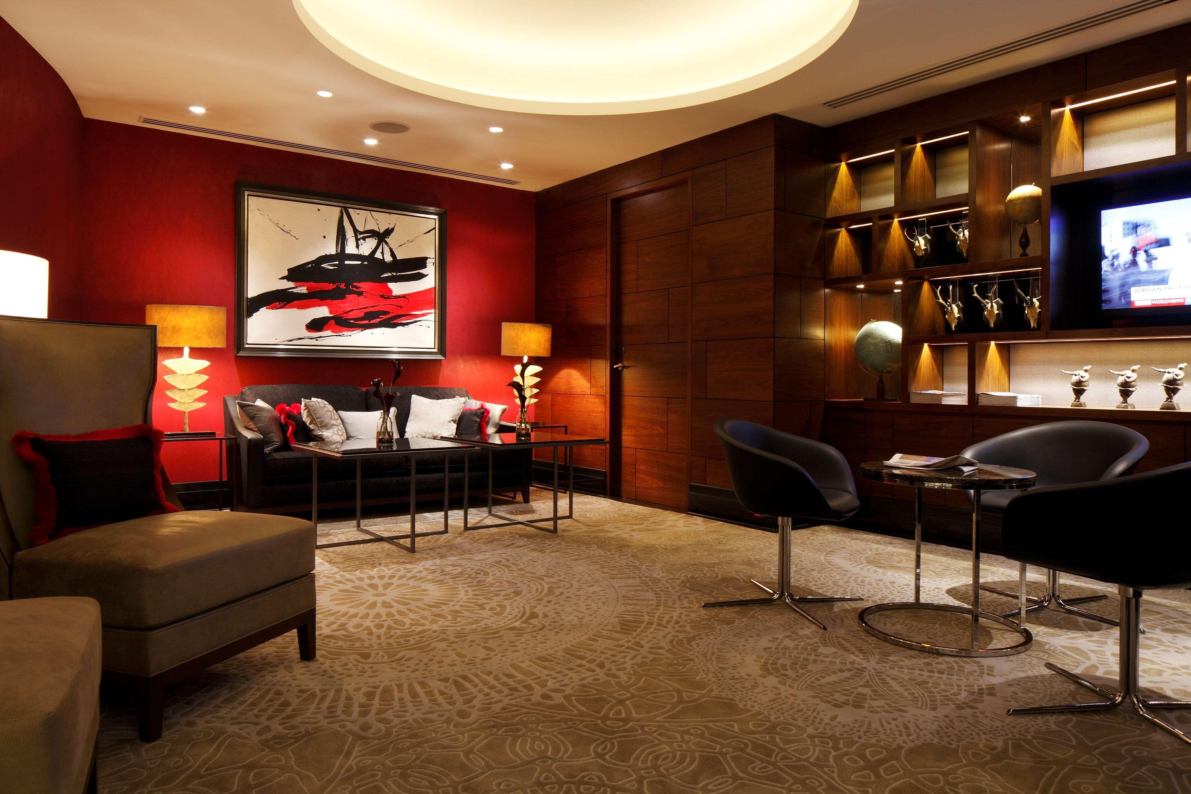 Conrad London St James Ресторан фото The private lounge at the airport