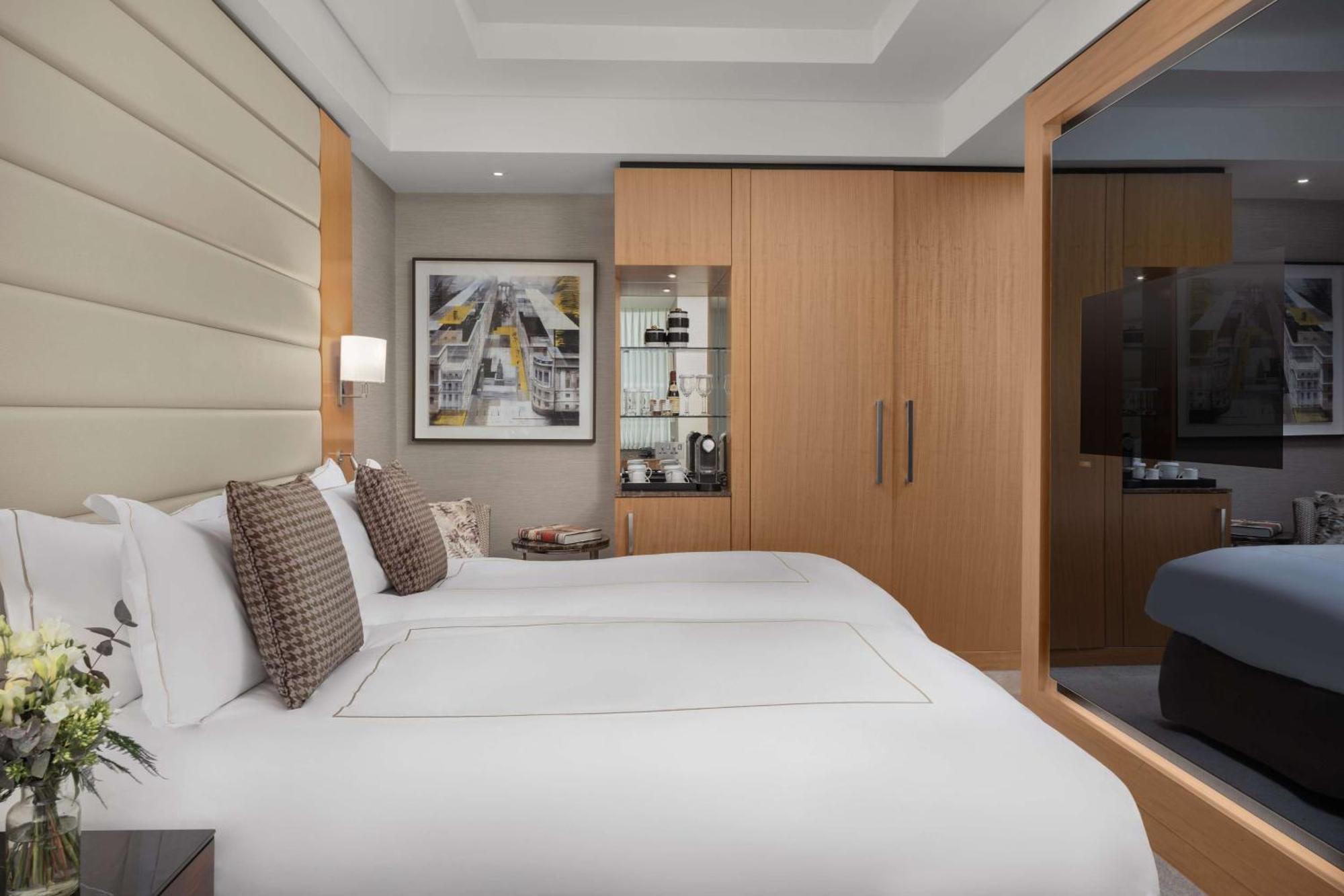 Conrad London St James Экстерьер фото A bedroom at the hotel