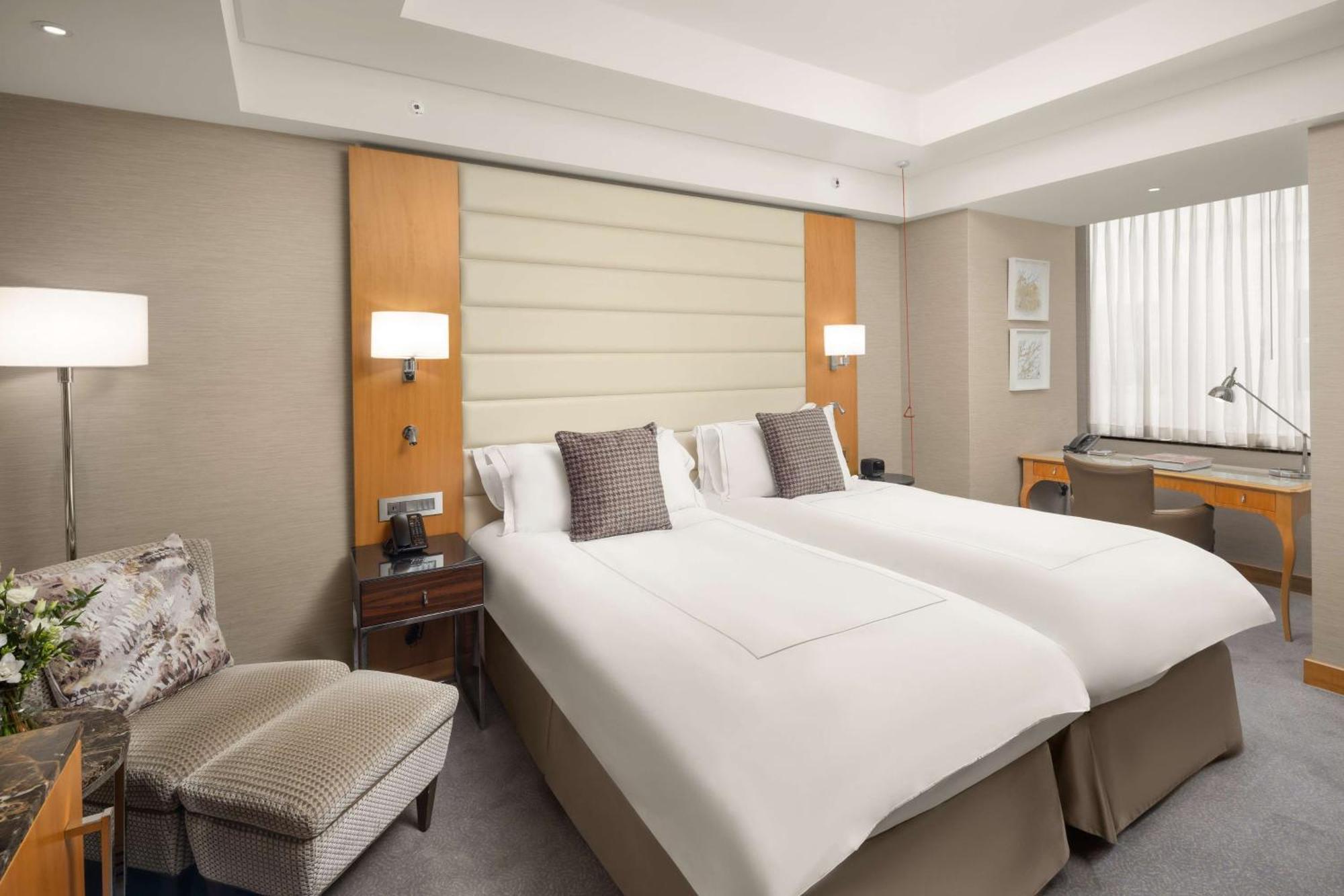 Conrad London St James Экстерьер фото A room at the Conrad London St. George's Wharf