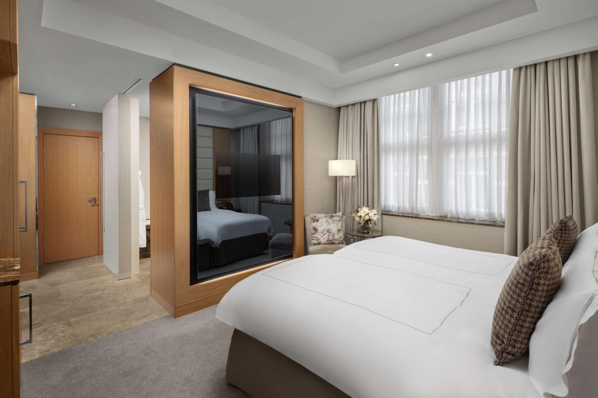 Conrad London St James Экстерьер фото A bedroom at the Mandarin Oriental, London