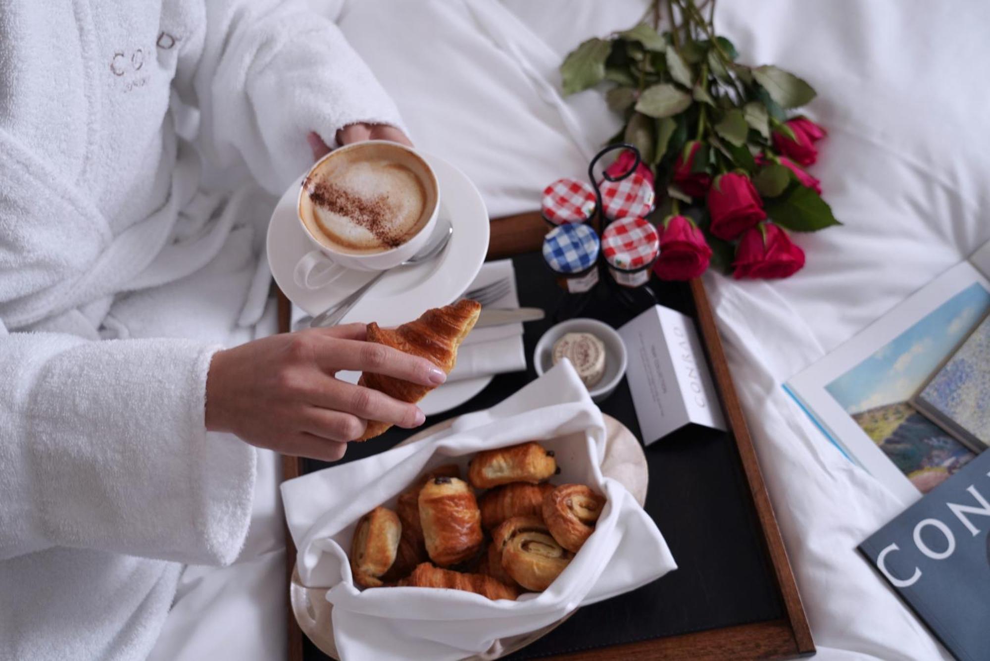 Conrad London St James Экстерьер фото A woman having breakfast in bed
