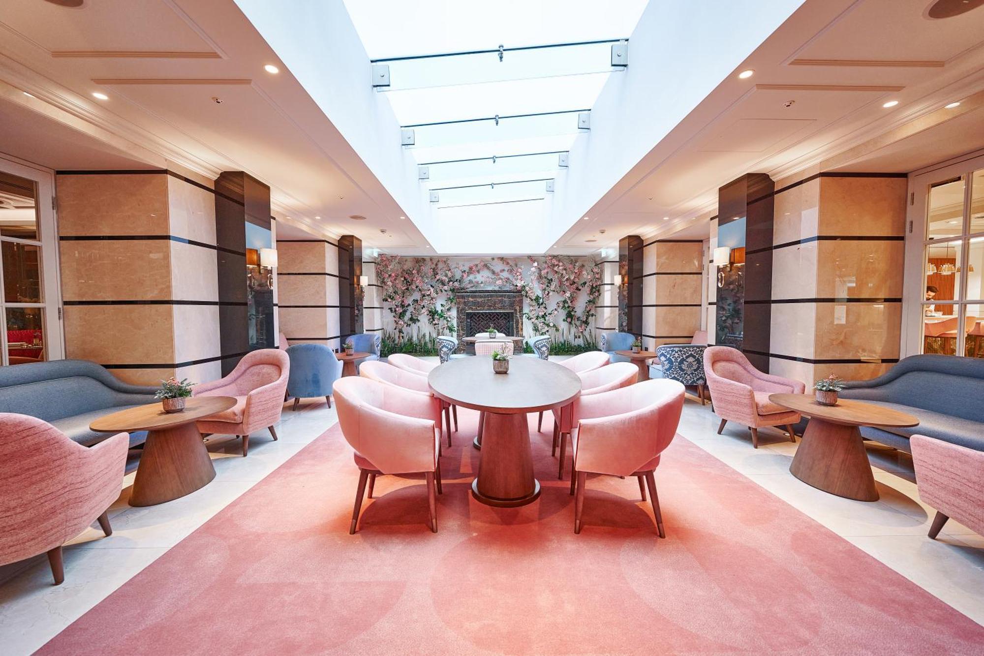 Conrad London St James Экстерьер фото The lounge at the airport