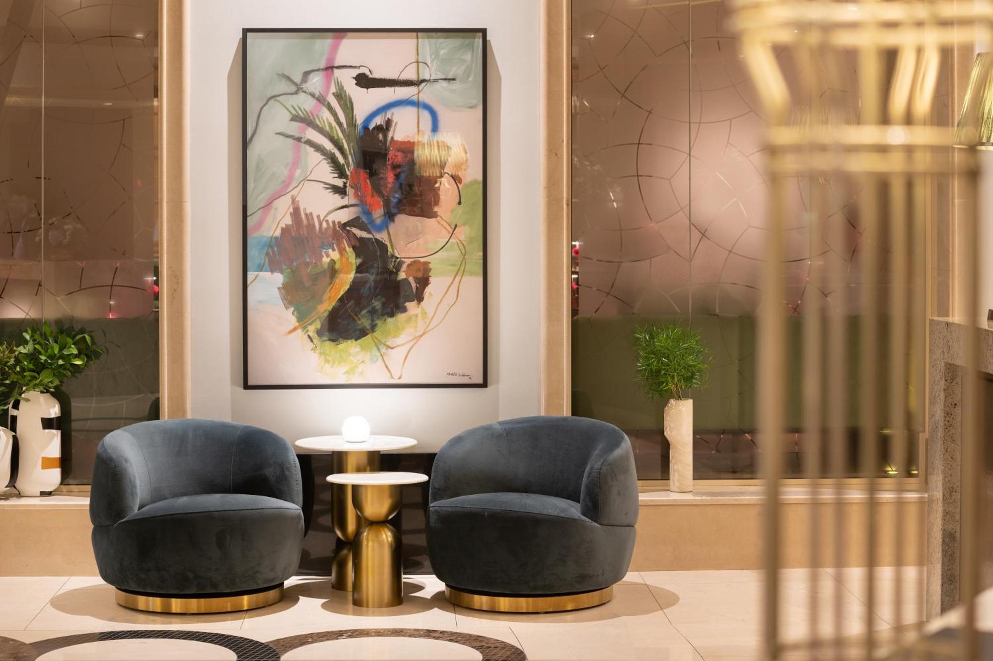Conrad London St James Экстерьер фото The lobby of the Ritz-Carlton, Tysons, Virginia