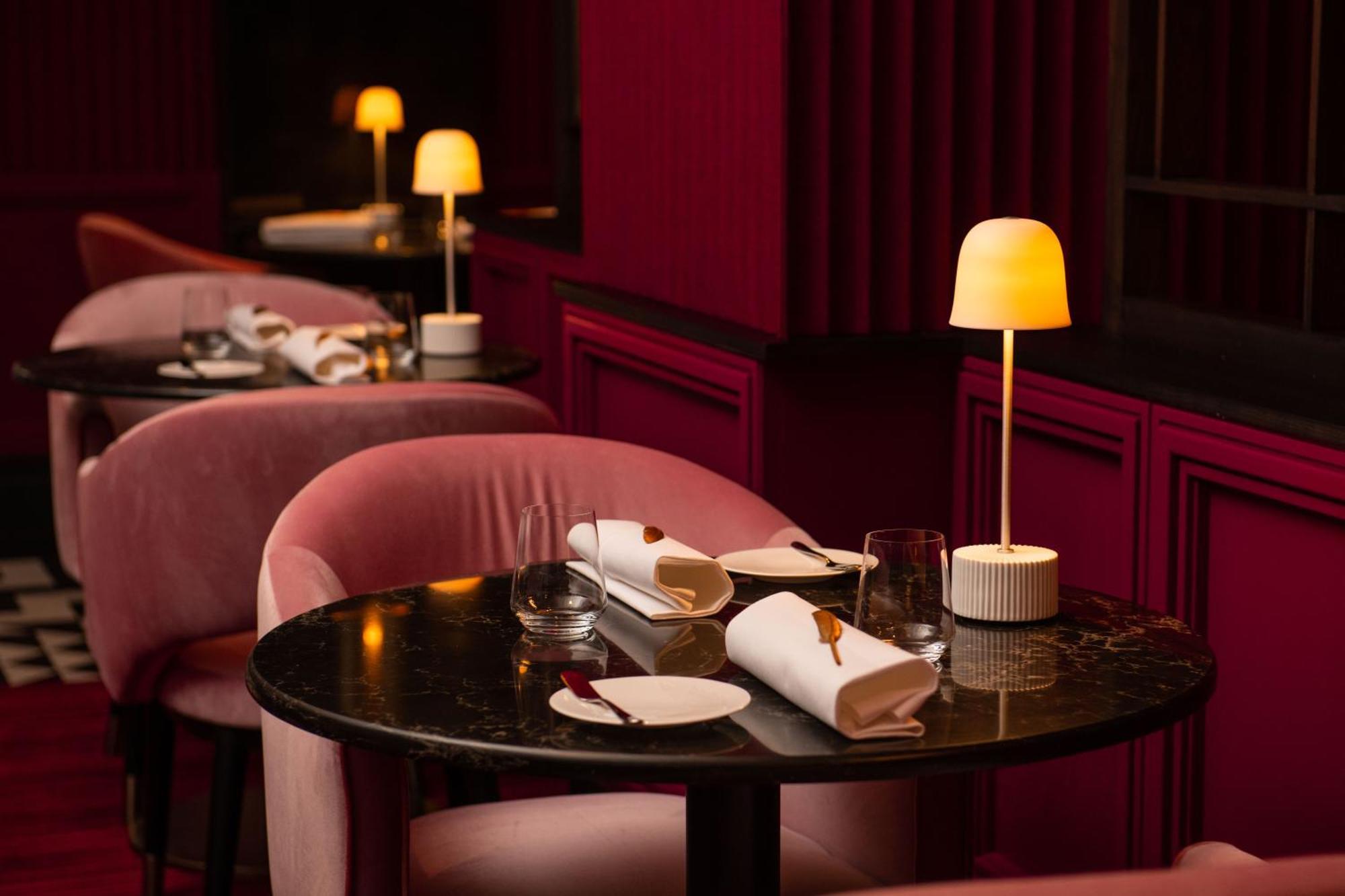 Conrad London St James Экстерьер фото A Christmas cracker on a table at a restaurant