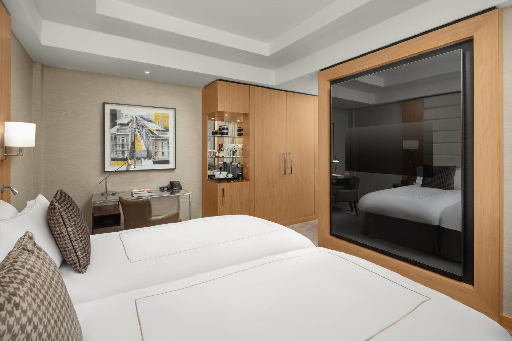 Conrad London St James Экстерьер фото A bedroom at the hotel