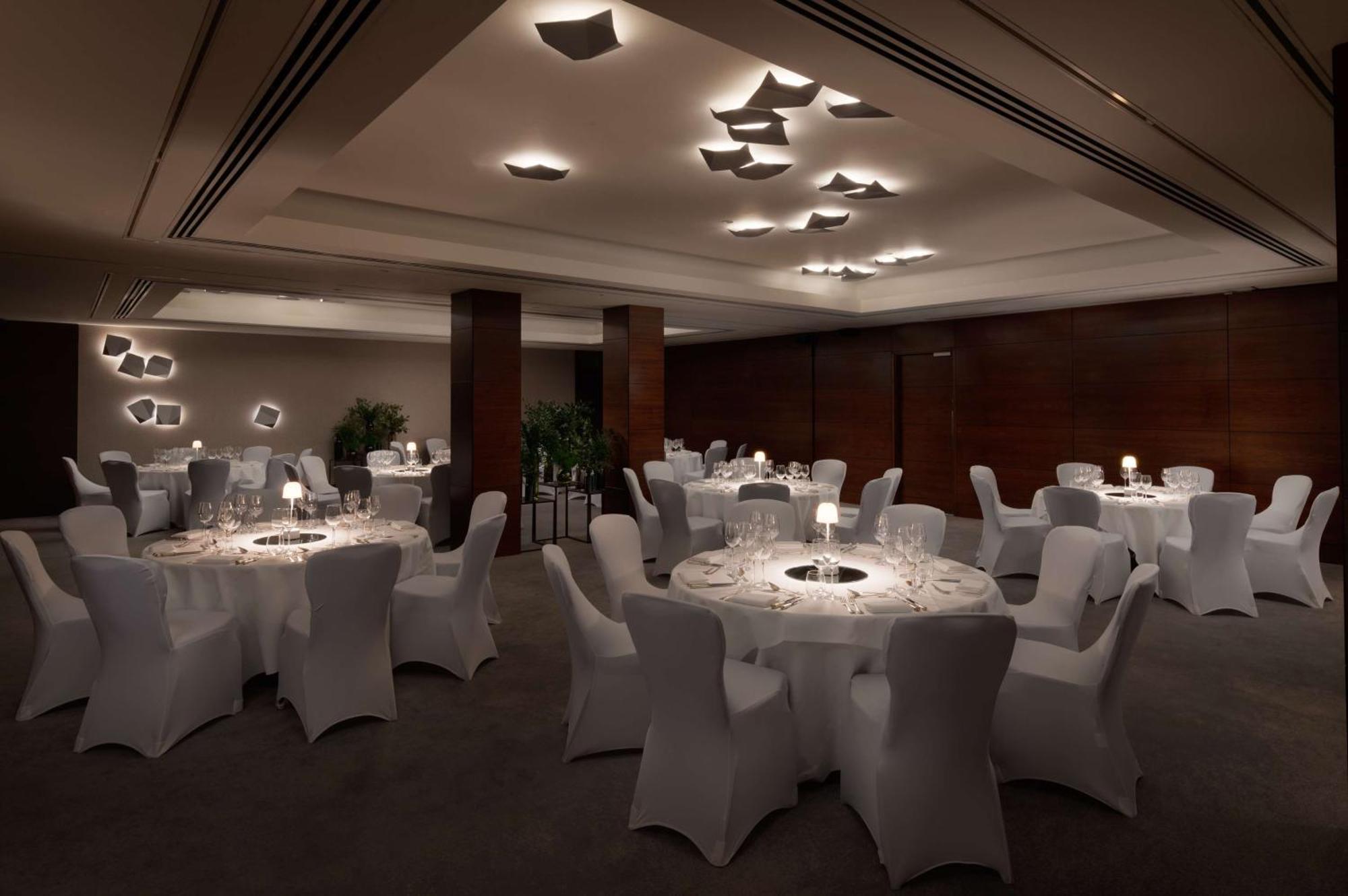 Conrad London St James Экстерьер фото The ballroom at the hotel