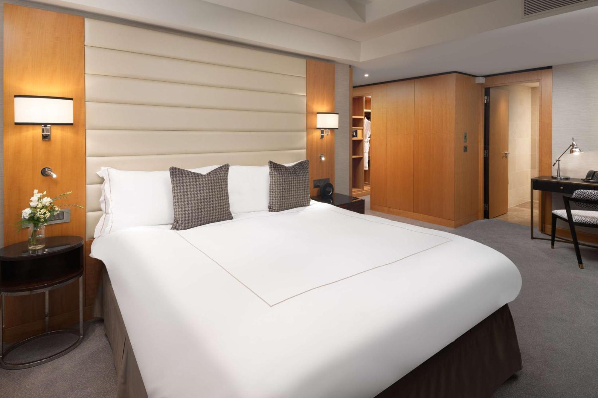 Conrad London St James Экстерьер фото A bedroom at the InterContinental London