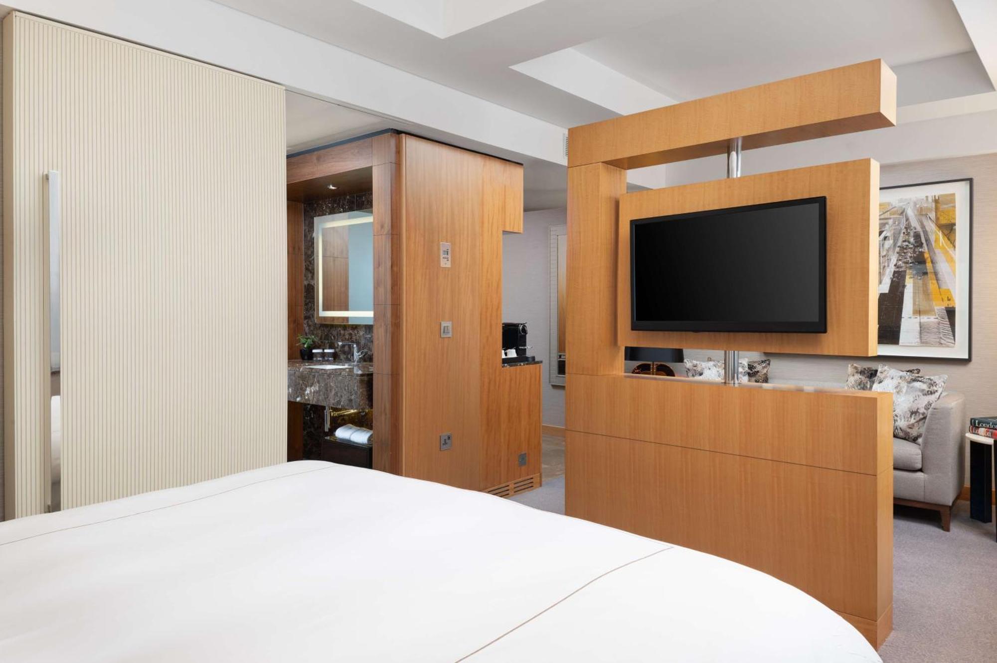 Conrad London St James Экстерьер фото A room at the hotel